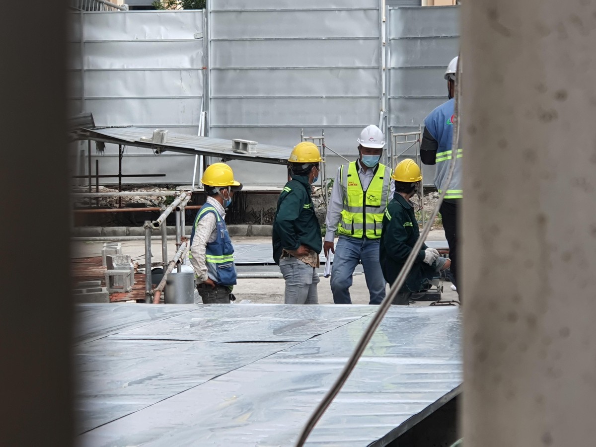 Nhà thầu thi công đang tháo dỡ những vật liệu quá cũ.