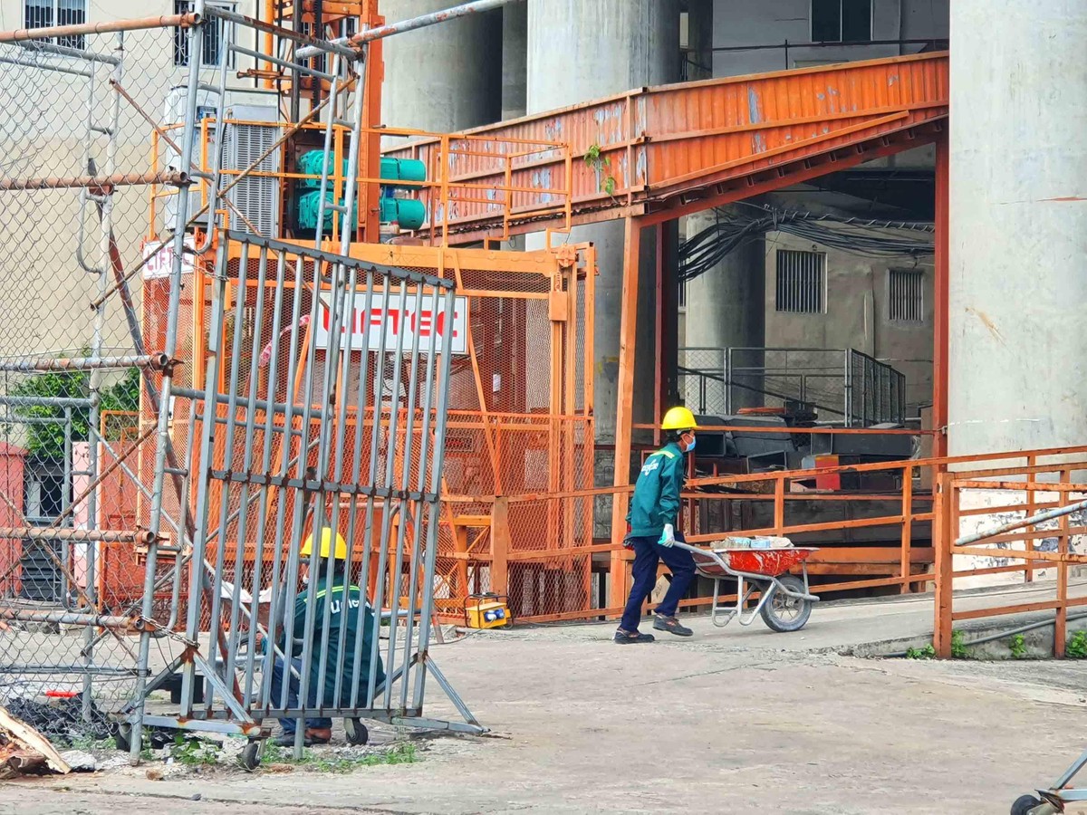 Công nhân chuyển vật liệu xây dựng vào công trình.