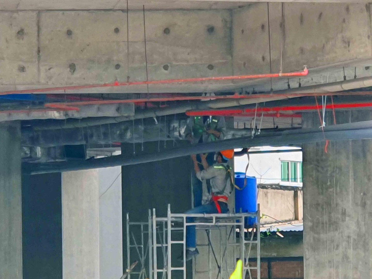 Các hạng mục quá cũ đang được tháo dỡ.