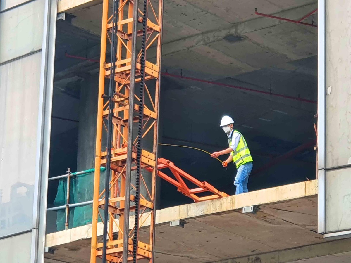 Các ô cửa kính đang được đo đạc, làm mới.