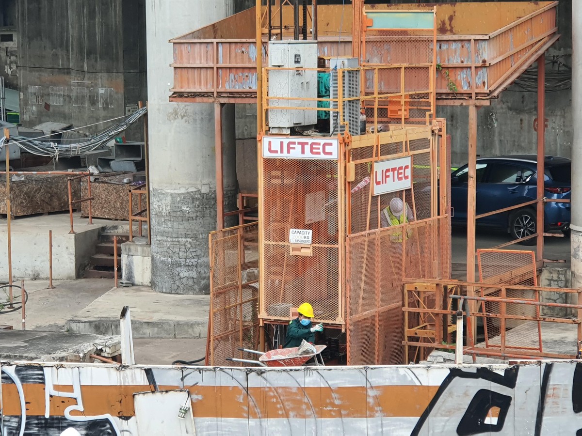 Hệ thống thang vận chuyển cũng được kiểm tra trước khi vận hành trở lại.