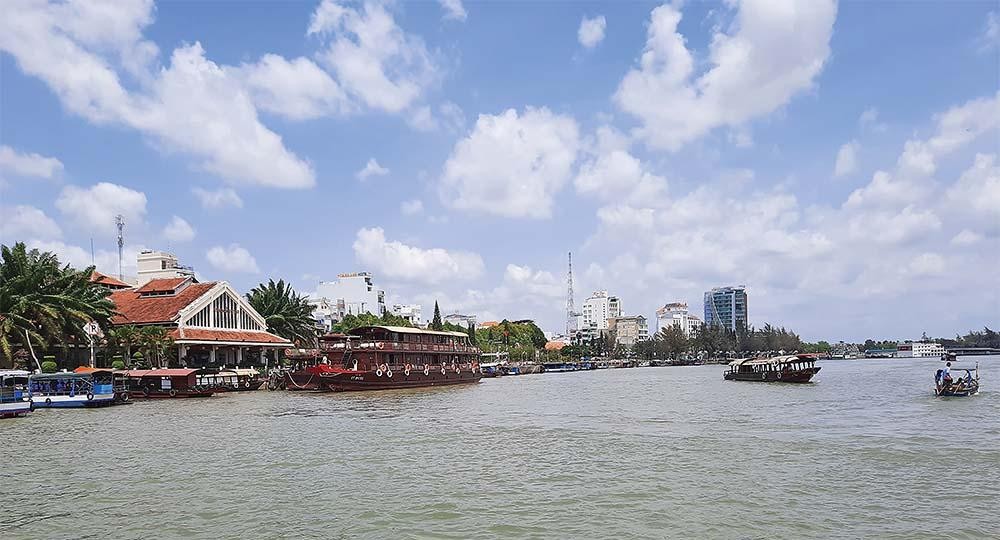 TP. Cần Thơ đã đề ra biện pháp thích ứng an toàn với Covid-19, đưa cuộc sống trở lại trạng thái bình thường mới. Trong ảnh: Bến Ninh Kiều, một địa điểm tham quan của Cần Thơ