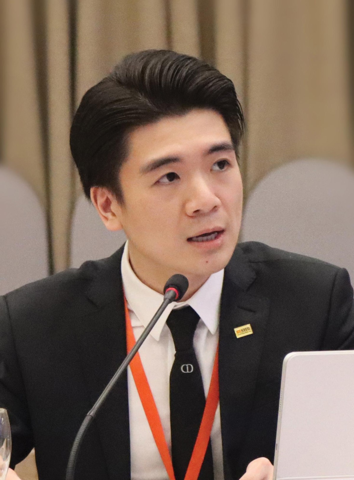 Ông Đỗ Quang Vinh, Phó tổng giám đốc phụ trách Khối Ngân hàng số SHB chia sẻ tại tọa đàm trong vai trò diễn giả Ông Đỗ Quang Vinh, Phó tổng giám đốc phụ trách Khối Ngân hàng số SHB chia sẻ tại tọa đàm trong vai trò diễn giả