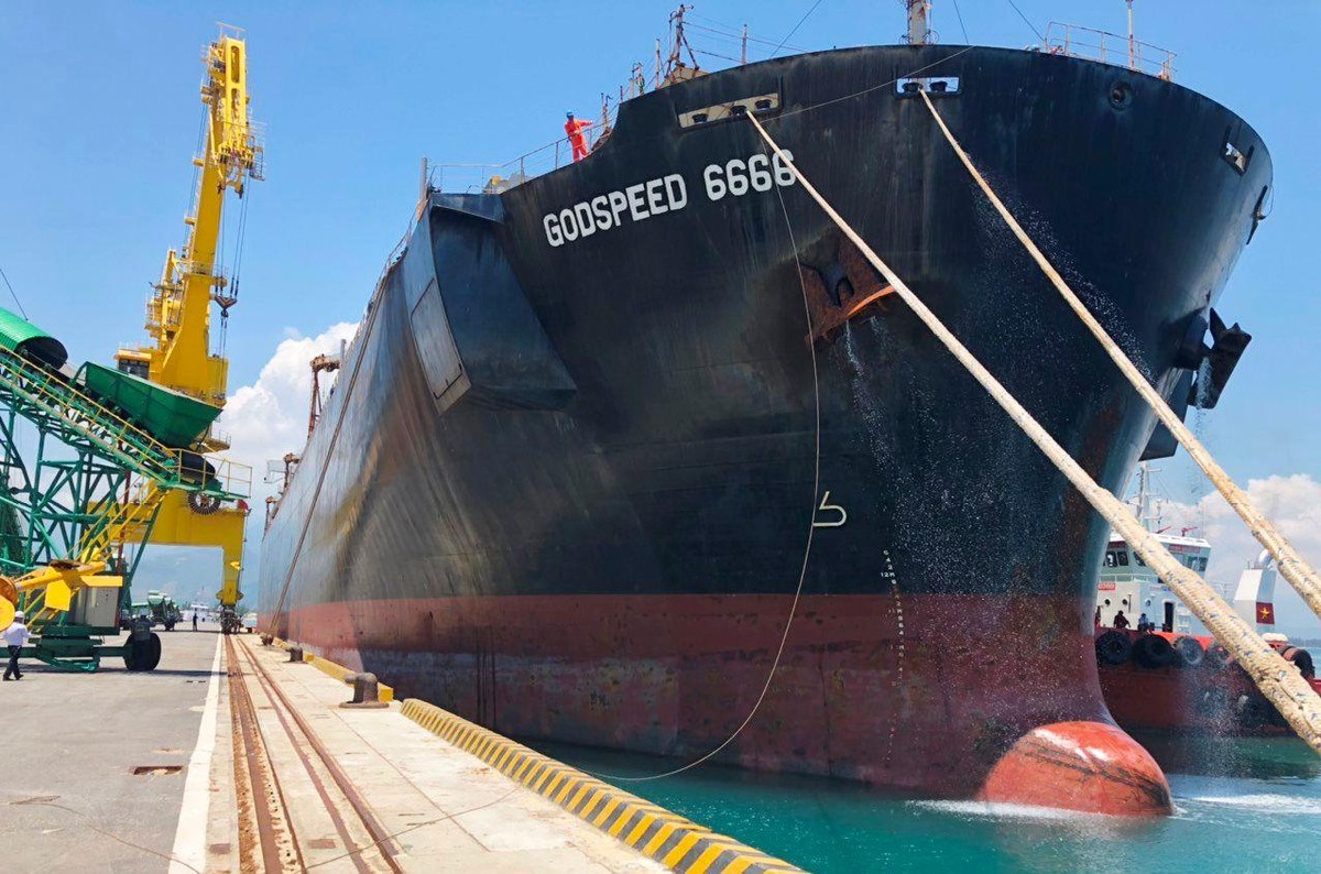 Tàu hàng đầu tiên cập bến số 3 cảng Chân Mây.