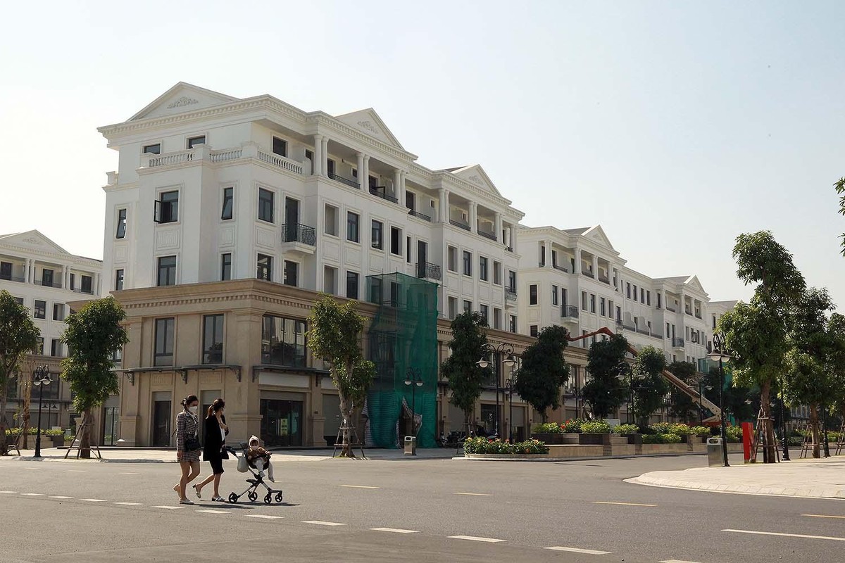 Trải nghiệm cho thấy, với sàn xe thấp và khung cửa kính rộng tạo cảm giác ngắm nhìn bên ngoài khá thân thuộc