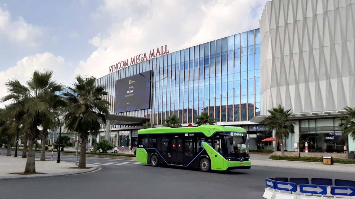 Xe buýt điện chạy lướt êm ru trên đường và gần như không gây tiếng ồn ra môi trường