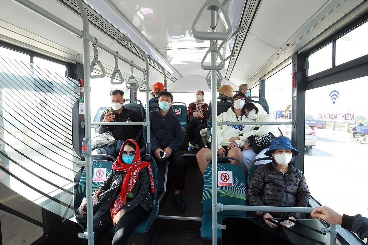 Khác với xe buýt thường, buýt điện mang lại trải nghiệm thú vị với khách đi; cảm giác xe chạy êm ru, thư thái, không có tiếng ồn lớn cũng như mùi xăng, mùi xe