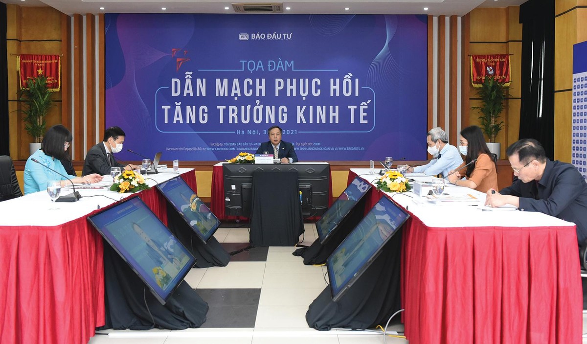 Chia sẻ tại tọa đàm, các chuyên gia cho rằng, trong thời gian tới, công cụ tài khóa cần được xem là giải pháp chính để vực dậy nền kinh tế, thay vì công cụ tiền tệ như hiện nay. Ảnh: Dũng Minh