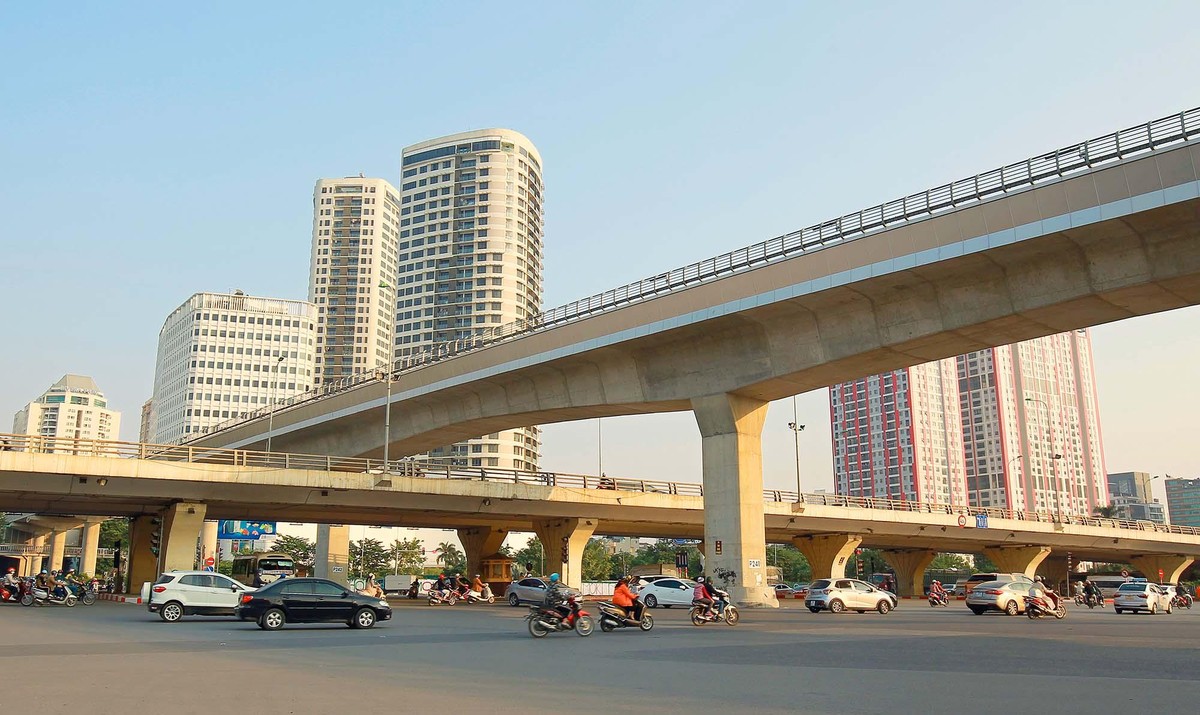 Bí thư Thành ủy Đinh Tiến Dũng chỉ đạo các bên liên quan phải bám sát tiến độ đã được nêu trong tuyên bố chung của Chính phủ nước ta với Chính phủ Pháp. Đó là, đến năm 2022 hoàn thành đưa vào vận hành phần đi nổi 8,5 km; đến năm 2025 hoàn thành phần đi ngầm 4 km và đưa vào vận hành toàn tuyến; coi đây là mốc thời điểm có tính pháp lệnh để tổ chức thực hiện.