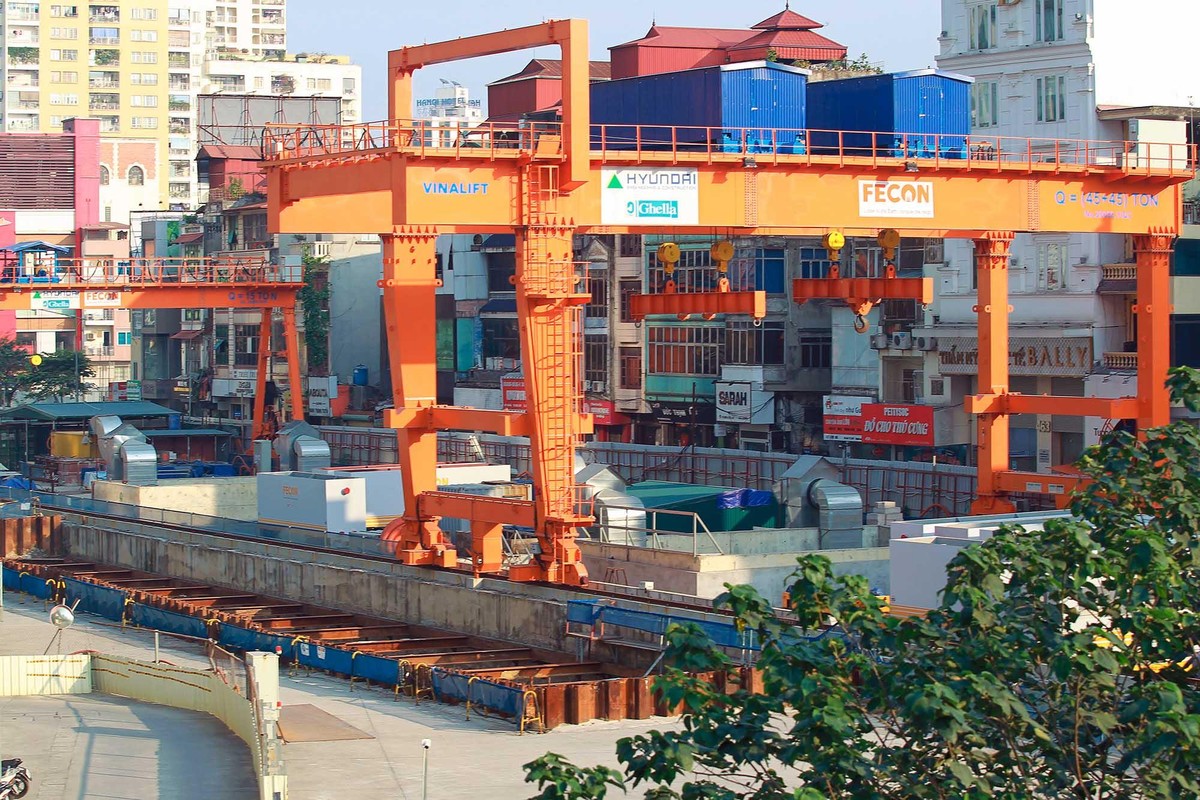 Khu vực ga ngầm S9 trên đường Kim Mã vắng bóng công nhân thi công. Ga ngầm này gồm 02 tầng đã hoàn thiện các công tác xây thô, Cả 2 máy TBM Thần tốc và Táo bạo đã được lắp đặt, chờ ngày vận hành khoan