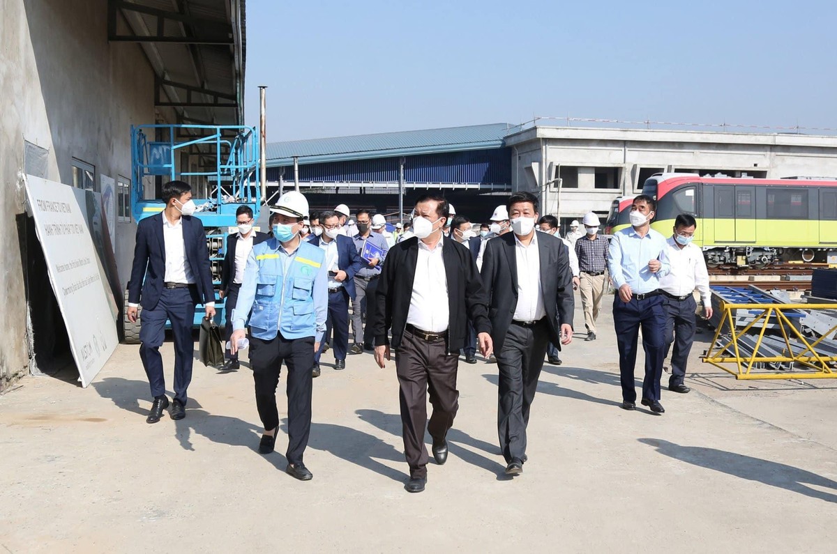 Vừa qua, để thúc tiến độ dự án, Bí thư Thành ủy Hà Nội Đinh Tiến Dũng cùng đoàn công tác của Hà Nội đã trực tiếp kiểm tra công trường và việc thực hiện dự án tại công trường ga S9 và máy khoan hầm TBM, ga S8; kiểm tra đoàn tàu và di chuyển bằng tàu từ ga S8 về khu Depot. Đoàn đã làm việc với nhà thầu thi công tại phòng họp tại ga S9, làm việc với các bên liên quan về tình hình dự án tại khu Depot.