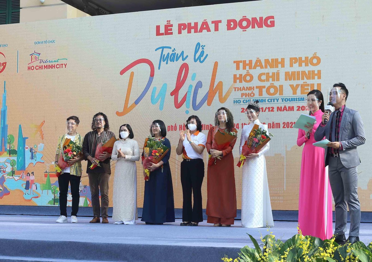 Đại diện lãnh đạo TP.HCM và Sở Du lịch trao hoa cho các đại sứ du lịch của thành phố tại lễ phát động.