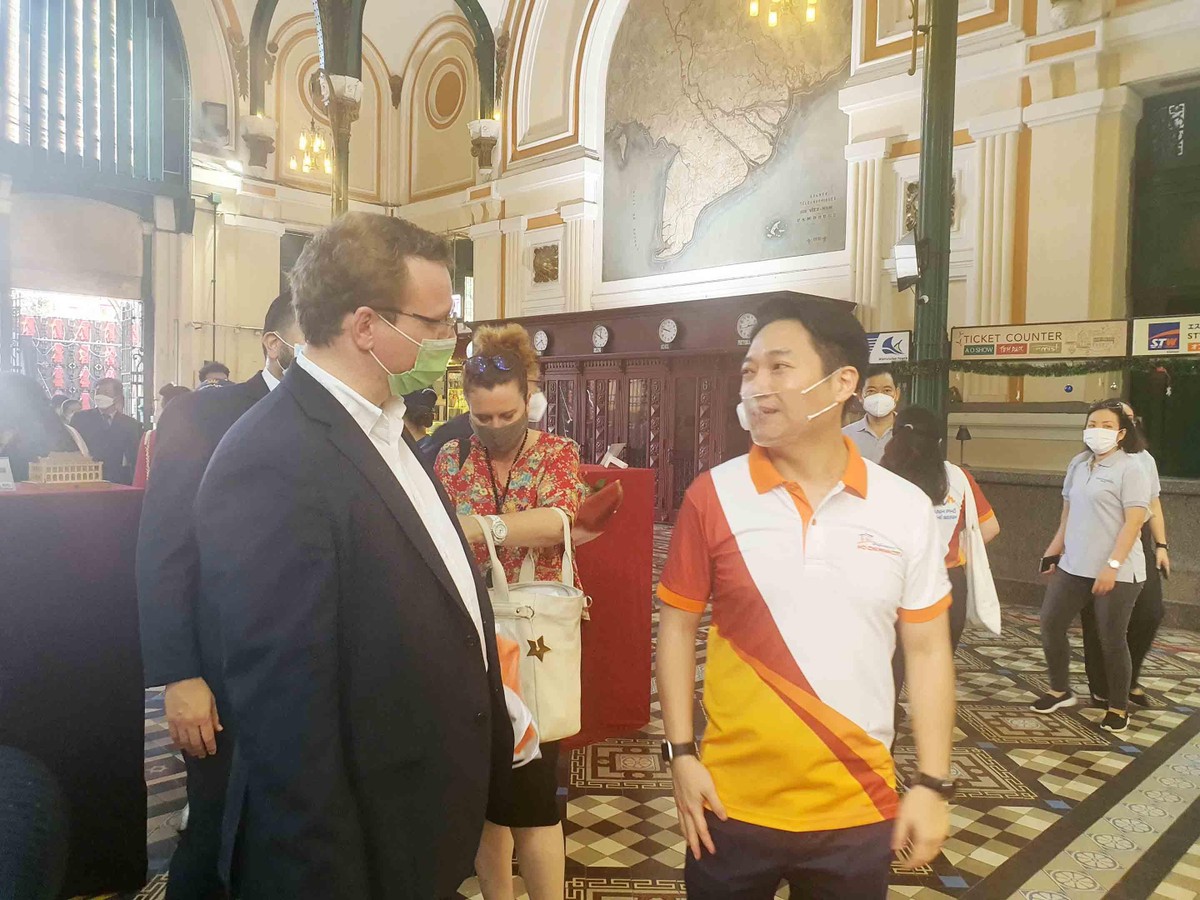 Những vị khách nước ngoài thích thú khi thăm quan những địa điểm lịch sử của thành phố.