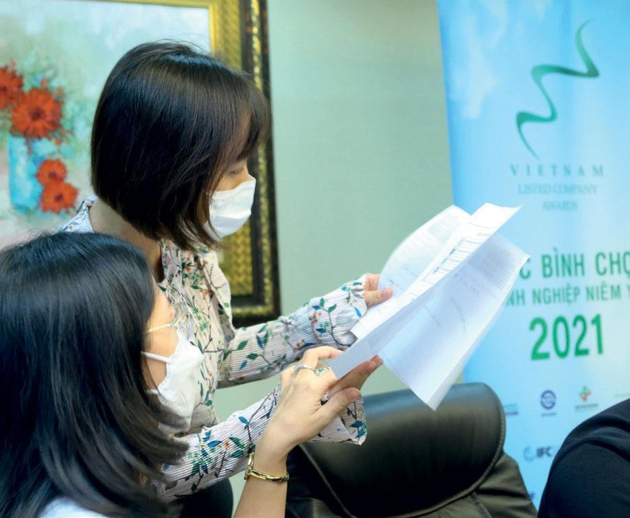 Các thành viên Hội đồng bình chọn đang theo dõi số điểm của các doanh nghiệp