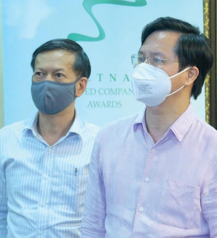 Ông Nguyễn Văn Hồng (phải) và ông Phạm Nguyễn Vinh, đại diện nhà tài trợ Dragon Capital theo dõi diễn tiến buổi chấm giải