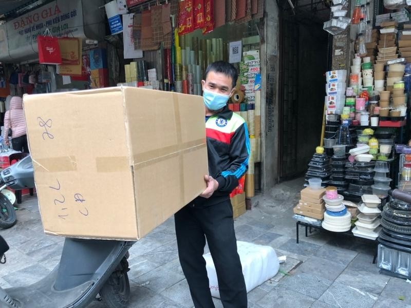 Anh N.H, lao động tự do tại phố Hàng Chiếu, Hà Nội chia sẻ: “ Tôi quê Thanh Hoá nhưng Tết Dương này tôi ở Hà Nội, Tết Dương thì cũng đi làm bình thường như bao ngày khác thôi”