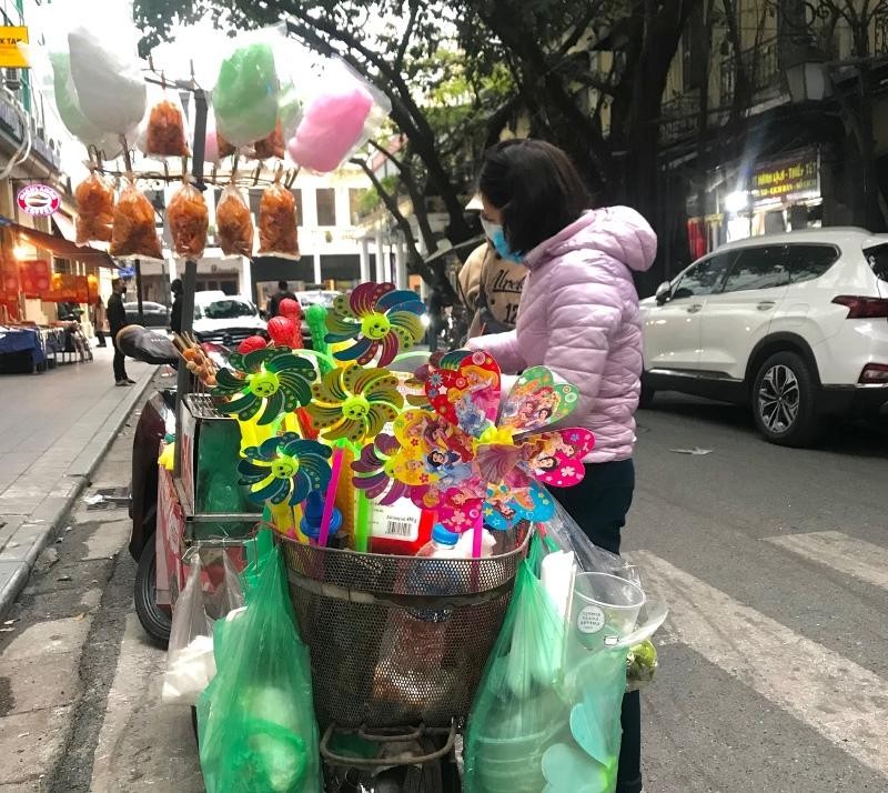 “Covid nên mọi người ít ra đường nên ế ẩm lắm! Nhưng vẫn phải cố bán qua Tết Dương để Tết Âm lịch còn được về quê” – một lao động tự do chia sẻ