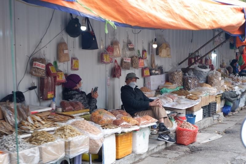 Những ngày cận Tết Dương lịch nhịp sống của người lao động Hà Nội vẫn diễn ra bình thường như bao ngày khác