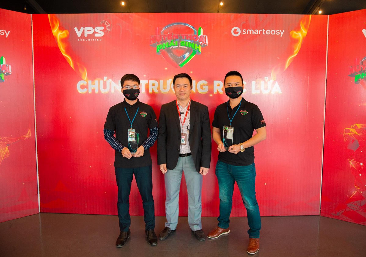 Giải đấu có sự đồng hành của chuyên gia Lê Đức Khánh – Giám đốc phòng Phát triển năng lực đầu tư VPS (Đứng giữa)