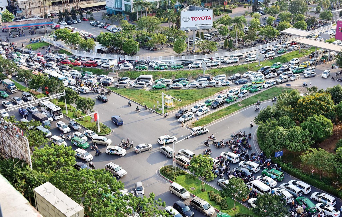 Kết nối giao thông khu vực sân bay Tân Sơn Nhất hiện rất yếu. Ảnh: Lê Toàn Kết nối giao thông khu vực sân bay Tân Sơn Nhất hiện rất yếu. Ảnh: Lê Toàn