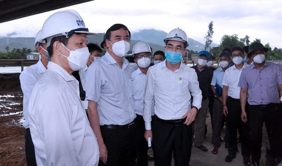 Chủ tịch UBND TP.Đà Nẵng, ông Lê Trung Chinh (giữa) kiểm tra các công trình, dự án đầu tư công trên địa bàn thành phố.