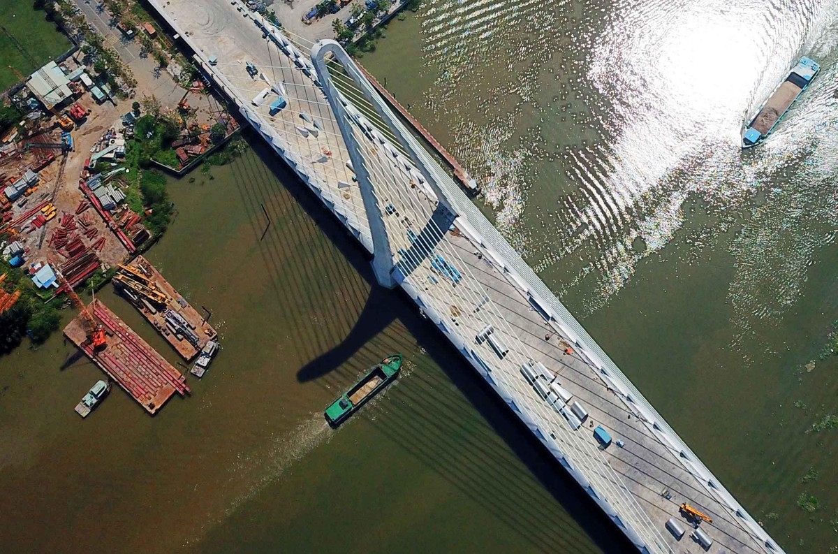 Cầu Thủ Thiêm 2 có quy mô 6 làn xe (4 làn ôtô và 2 làn hỗn hợp) dài gần 1,5 km. Trong đó phần thiết kế dây văng ở thân cầu dài gần 900m.