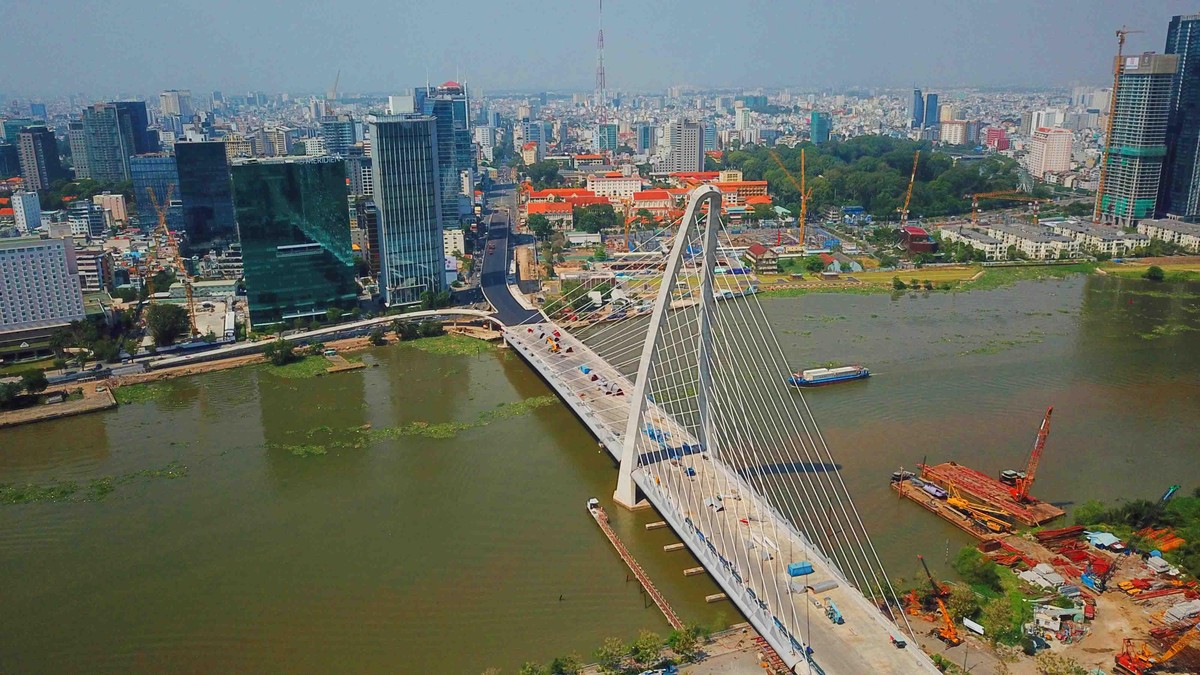 Đường dẫn phía quận 1 gồm có 3 nhánh. Nhánh chính dài 437m và rộng 17,5m, thiết kế sử dụng dầm hộp bê tông cốt thép dự ứng lực. Gồm 4 làn xe lưu thông qua nút giao Nguyễn Hữu Cảnh – Lê Thánh Tôn và kết nối nút giao Lê Duẩn – Tôn Đức Thắng.