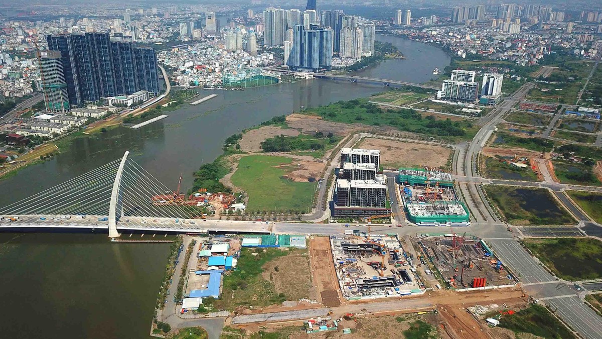 Các công trình bất động sản lớn phía bên cầu TP.Thủ Đức cũng đang triển khai nhanh chóng.