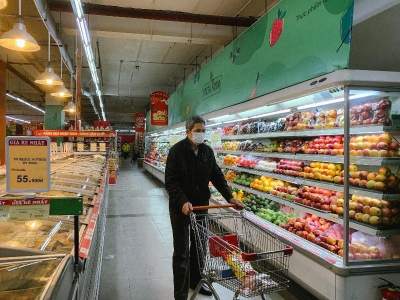 Người tiêu dùng mua sắm cho dịp Tết Nhâm Dần 2022.