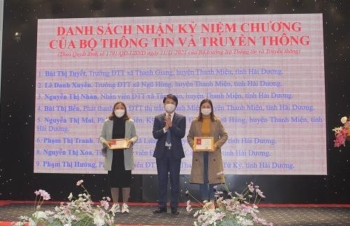 Sở Thông tin và Truyền thông trao kỷ niệm chương “Vì sự nghiệp Thông tin truyền thông” của Bộ Thông tin Truyền thông cho các cá nhân có nhiều đóng góp cho sự phát triển của ngành. Ảnh: Trọng Thắng