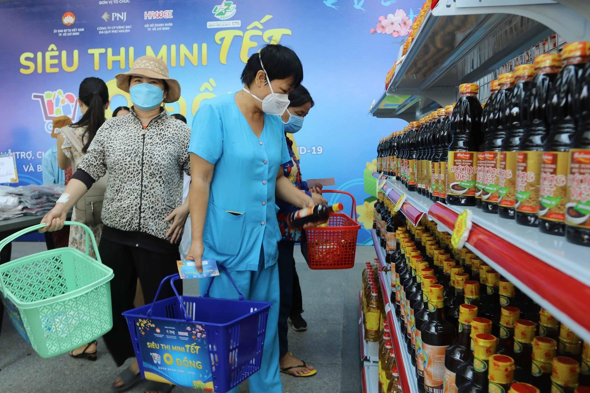 Bệnh nhân và y bác sỹ mua sắm tại siêu thị 0 đồng sáng nay.