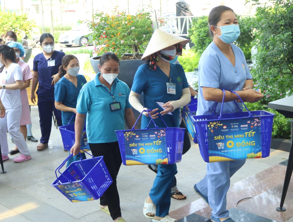 PNJ đã có chính sách trích tiền từ doanh thu bán hàng hằng ngày trong giai đoạn cận Tết này, để góp sức mở rộng chương trình Siêu thị mini Tết 0 đồng. Cụ thể, mỗi hóa đơn khi mua trang sức tại PNJ