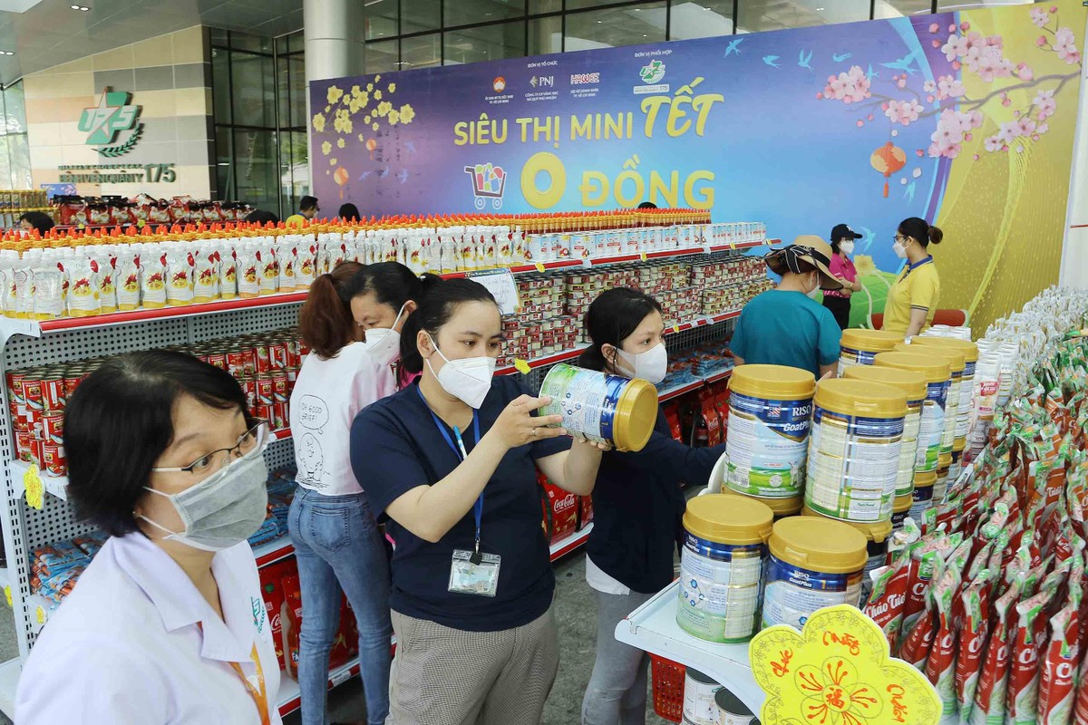 Những mặt hàng đa dạng tại siêu thị 0 đồng.