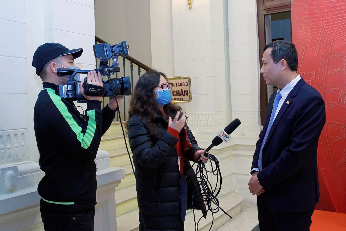 Nhà báo Huy Hào trả lời phỏng vấn sau lễ trao giải.