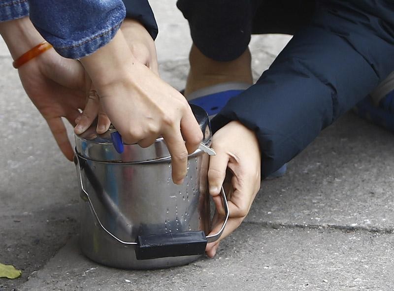 Mọi vật dụng đều được sử dụng, phổ biến nhất là túi nilong rồi tới các bát to, xô, chậu... một chiếc cặp lồng cũng được trưng dụng để đựng cá trong dịp này