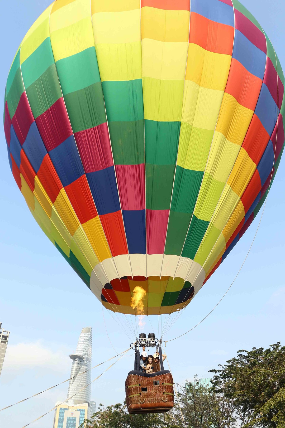 Được bay lên cao ngắm cảnh Thành phố đang thay đổi. Được bay lên cao ngắm cảnh Thành phố đang thay đổi.