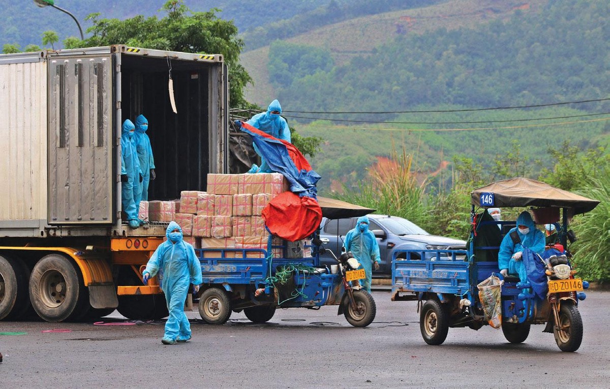 Toàn bộ người và hàng trong khu vực cửa khẩu luôn phải bảo hộ chống dịch