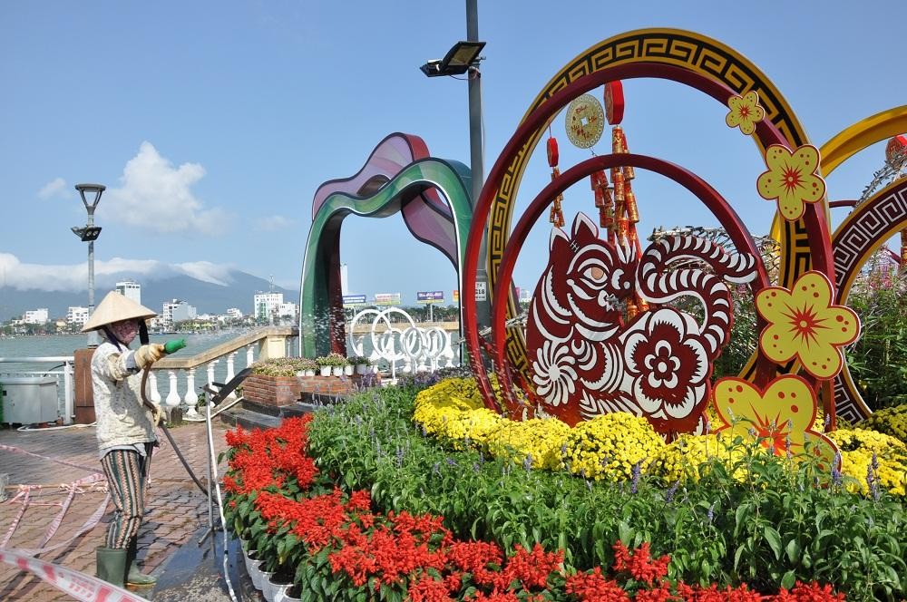 Đường hoa Tết Đà Nẵng đang hoàn tất những công đoạn cuối.