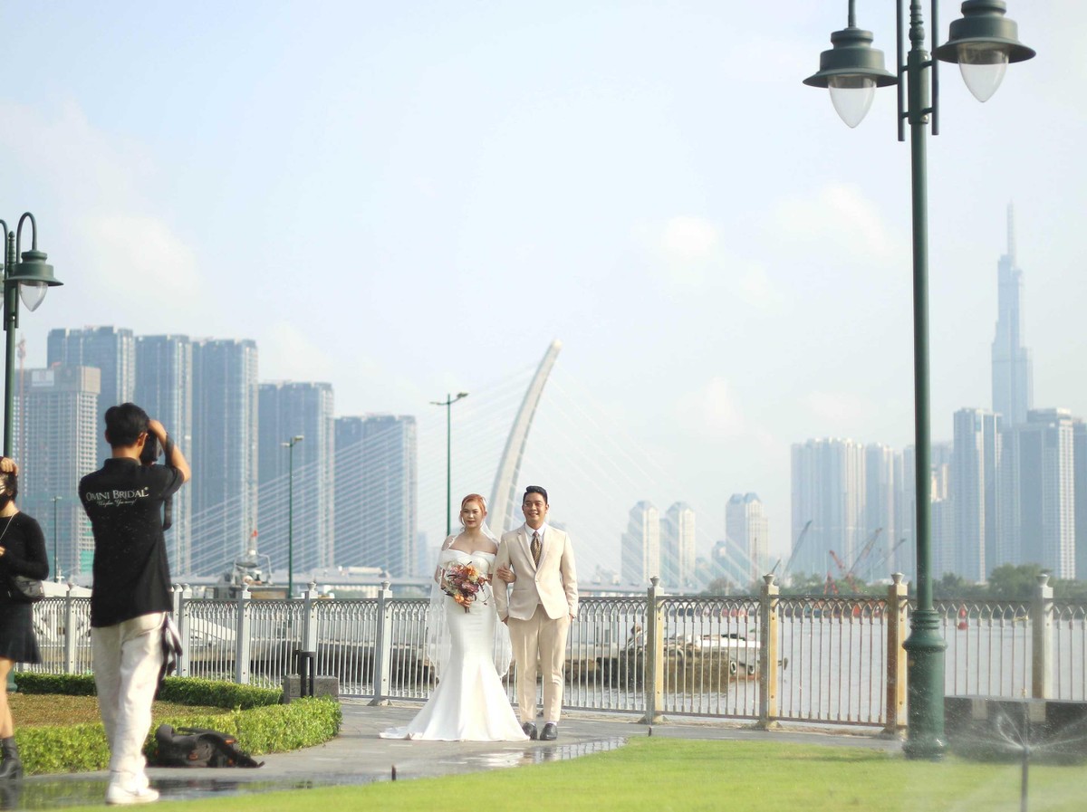 Một đôi bạn trẻ chụp ảnh cưới bên cầu Thủ Thiêm 2 đang chuẩn bị khánh thành. Trước đó, rất nhiều bạn trẻ đã phải hoãn lại kế hoạch cưới do dịch Covid-19 kéo dài. Một đôi bạn trẻ chụp ảnh cưới bên cầu Thủ Thiêm 2 đang chuẩn bị khánh thành. Trước đó, rất nhiều bạn trẻ đã phải hoãn lại kế hoạch cưới do dịch Covid-19 kéo dài.