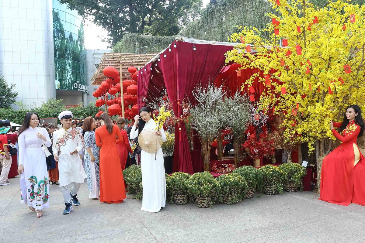 Nhìn những thiếu nữ diện áo dài ra phố đón xuân, mới thấy nhịp sống đang dần trở lại với người dân TP.HCM. Nhìn những thiếu nữ diện áo dài ra phố đón xuân, mới thấy nhịp sống đang dần trở lại với người dân TP.HCM.