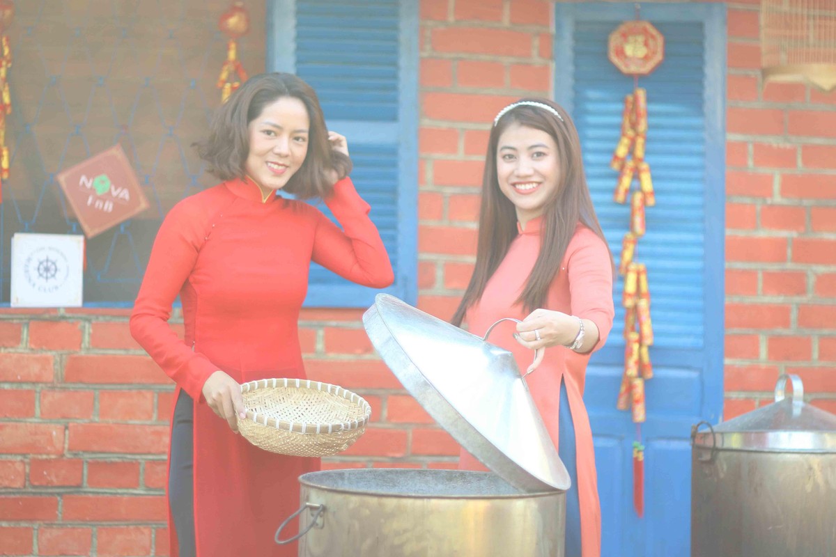 "Hy vọng xuân Nhâm Dần sẽ mang lại nhiều may mắn và sức khỏe cho mình và cho mọi người", bạn Phạm Diệu (phải) cho biết. "Hy vọng xuân Nhâm Dần sẽ mang lại nhiều may mắn và sức khỏe cho mình và cho mọi người", bạn Phạm Diệu (phải) cho biết.