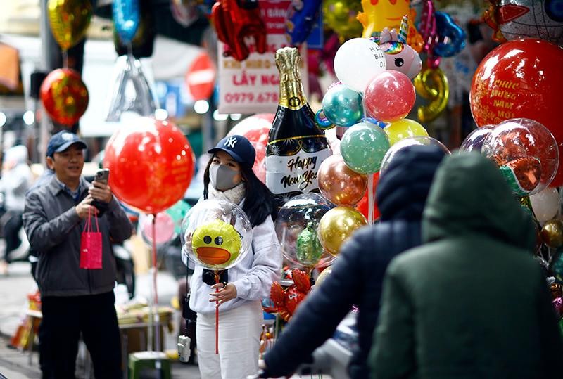 Hai du khách đến Hà Nội từ phía Nam rất hào hứng với không khí Tết của miền Bắc