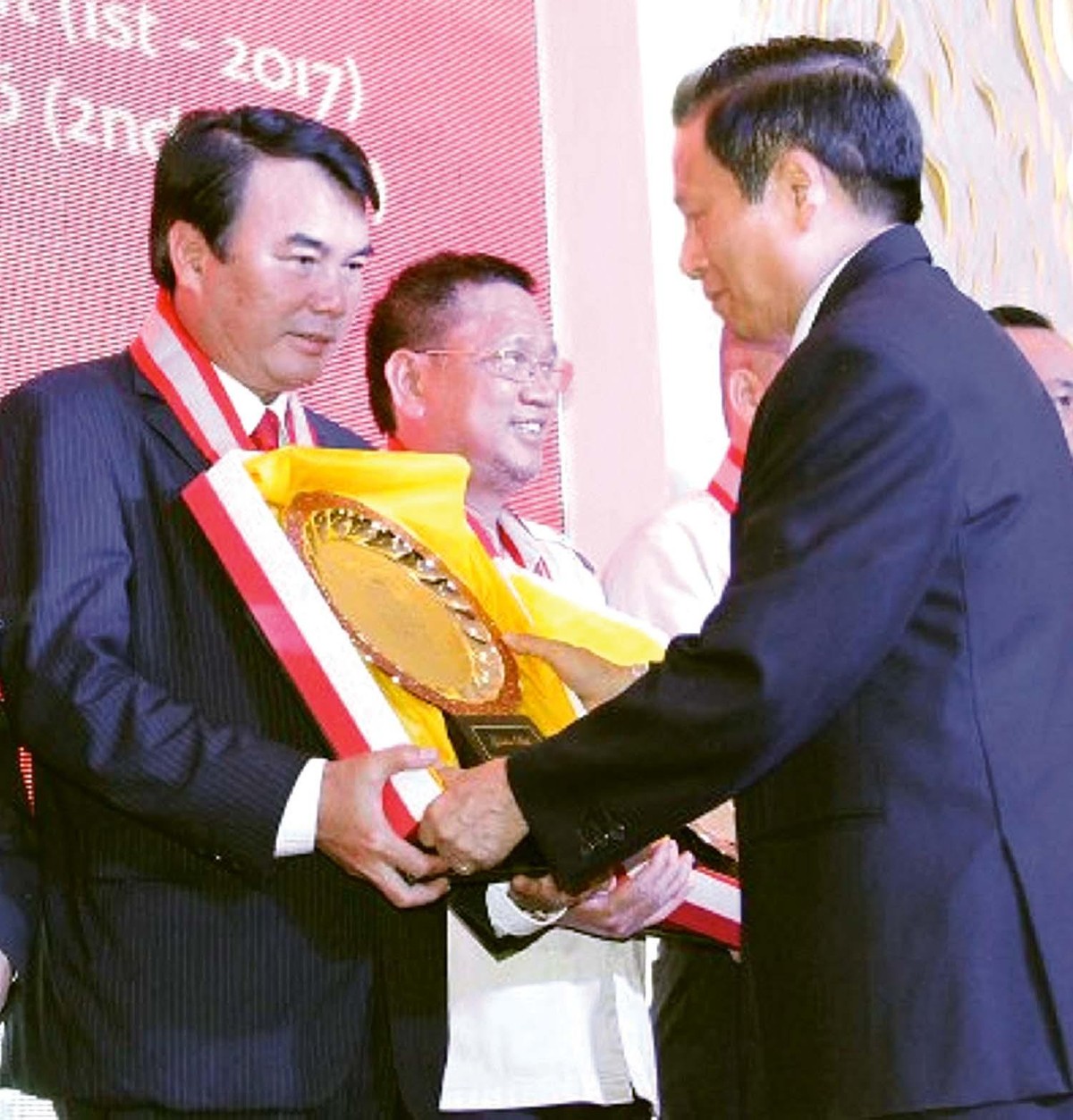 Viện Nội dung Kỷ lục thế giới tặng Đĩa vàng cho Kỷ lục gia Phạm S vào năm 2017. Ảnh: N.D