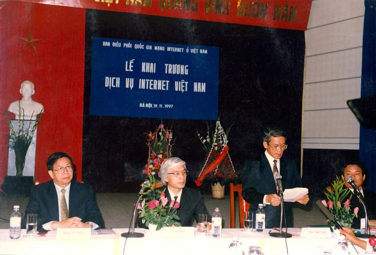 Ông Mai Liêm Trực khai trương dịch vụ internet 1997.