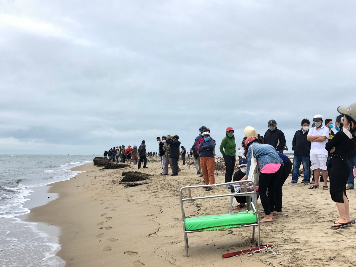 Ca nô du lịch bị sóng đánh chìm trên vùng biển Cửa Đại.