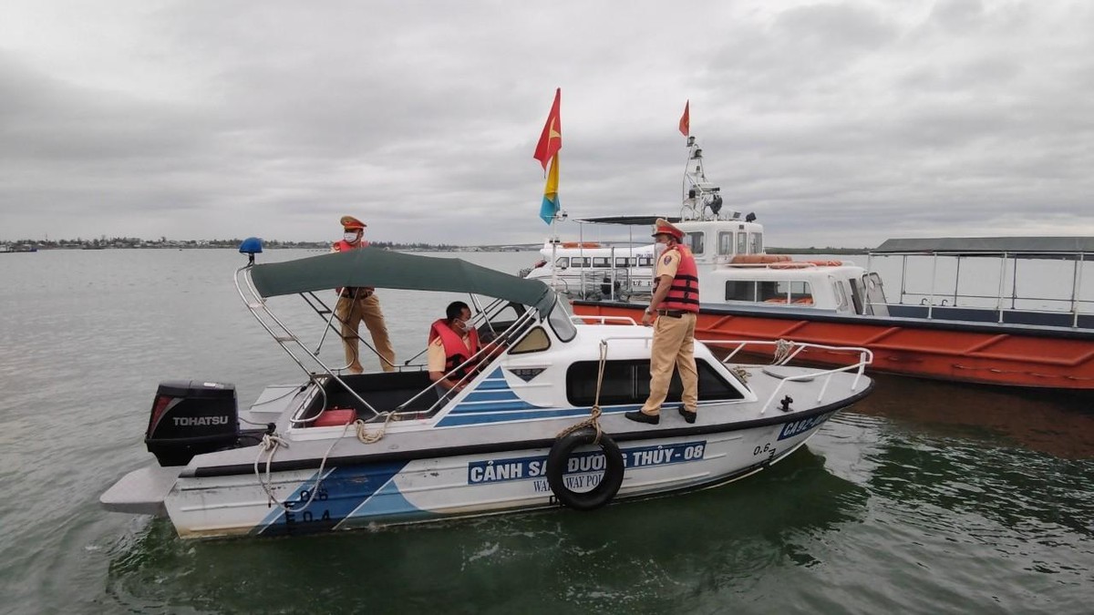 Ca nô của lực lượng chức năng tỉnh Quảng Nam được huy động tham gia cứu hộ.