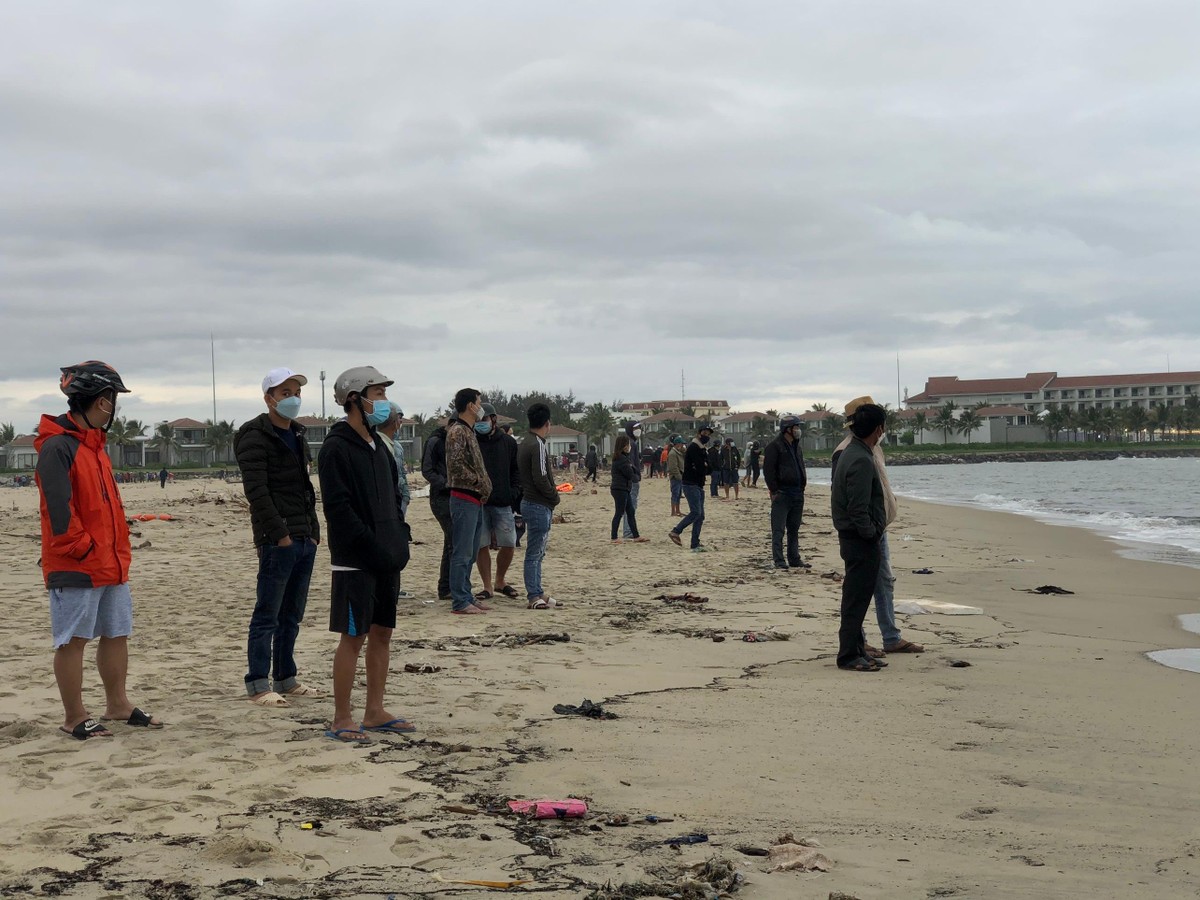 Người dân chờ tin từ lực lượng cứu hộ.