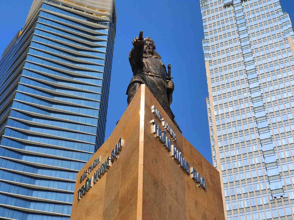 Điểm nhấn của công viên Mê Linh là tượng đài Đức Thánh Trần Hưng Đạo. Cao gần 6m, đứng trên một bục lăng trụ tam giác cao khoảng 10m.