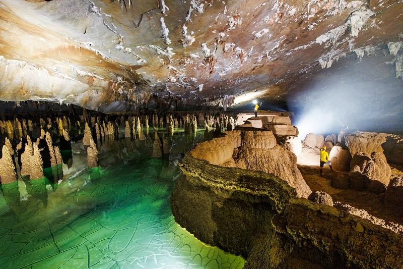 Động Phong Nha - Kẻ Bàng di sản thế giới thứ 5 của Việt Nam. Đến với động Phong Nha, du khách sẽ được chiêm ngưỡng bức tranh tuyệt tác của tạo hóa với với 7 cái nhất của động đã được giới chuyên môn đánh giá cao, bao gồm: Sông ngầm đẹp nhất, cửa hang cao và rộng nhất, bãi cát - đá ngầm đẹp nhất, hồ nước ngầm đẹp nhất, thạch nhũ kỳ ảo và tráng lệ nhất, hang nước dài nhất và hang khô rộng và đẹp nhất. Nguồn ảnh Trung tâm Xúc tiến đầu tư Quảng Bình