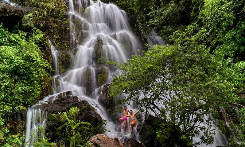 Hành trình chinh phục hệ thống thác từ các cấp độ khác nhau. Đây sẽ là trải nghiệm khó quên cho bạn. Suốt hành trình là những trải nghiệm không lặp lại. Du khách sẽ được ngắm nhìn và checkin những cây gỗ lớn. Hay cắm trại tại bãi đạn được ví như Đà Lạt hoặc trong rừng nguyên sinh. Nguồn ảnh Trung tâm Xúc tiến đầu tư Quảng Bình